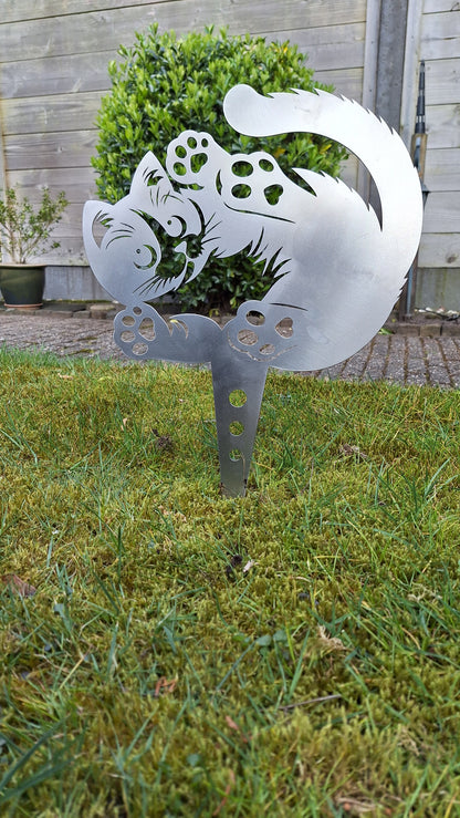 Speelse kat met opgerolde staart – decoratieve tuinprikker van cortenstaal