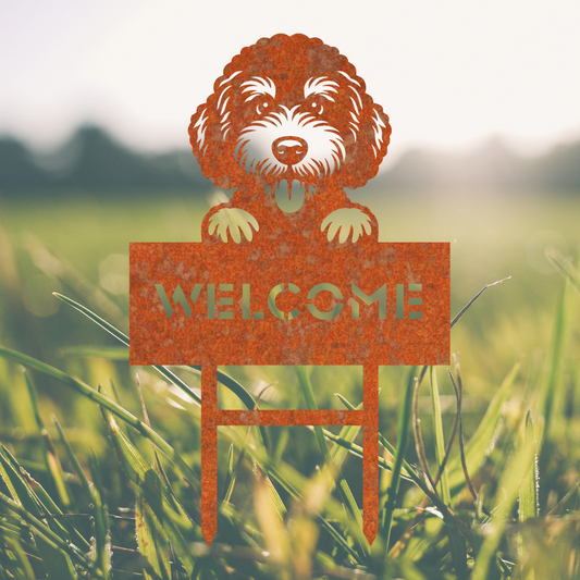 Vrolijke honden tuinprikker Toby de Welkomwacht, gemaakt van cortenstaal, ideaal voor een speelse uitstraling in je tuin.